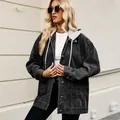 Detail van een vintage oversized grijs denim jack met een contrast grijze capuchon. - S / Tops / Detachable Hooded / Zwart en Grijs