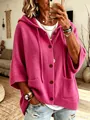 Frau trägt einen pinkfarbenen Strick-Cardigan mit Kapuze, Knöpfen und Taschen Ansicht - Fuchsia