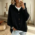 Detaillierte Ansicht der schwarzen Damen-Strickjacke mit Kapuze und Holzknöpfen - S / Oberteile / Schwarz