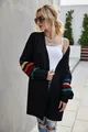 Détail d'un long cardigan noir pour femme avec des rayures arc-en-ciel colorées - S / Hauts / Noir