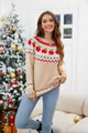 Vista de estilo de vida de un suéter navideño beige con patrones de manzanas rojas y verdes - S / Tops / Albaricoque
