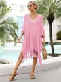 Detailansicht rosa Häkel-Strand-Cover-up mit Fransen in sonniger Urlaubsatmosphäre - Einheitsgröße / Oberteile / Rosa
