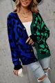 Detailansicht einer Strickjacke mit Leopardenmuster und Farblock-Design an einem Model. - S / Oberteile / Dunkelgrün