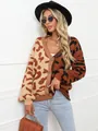 Detailansicht der Strickjacke mit Leopardenmuster-Patchwork und Knopfleiste am V-Ausschnitt - S / Oberteile / Braun Aprikose