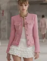 Elegante giacca slim in tweed rosa con bottoni dorati per la moda femminile chic. - Taglia S / Top / Rosa