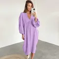 Dettaglio ravvicinato della doppia garza di cotone lilla e del design raffinato con scollo a V - Taglia S / Vestiti / Violetto