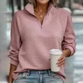 Detailopname van roze geribbelde sweatshirt met halve rits en zichtbare textuur. - S / Tops / Roze