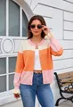 Elegante cárdigan de punto a rayas de colores para mujer en un entorno exterior luminoso - S / Tops / Rosa