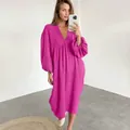 Vista dettagliata di un abito ampio in doppia garza di cotone magenta con tasche e scollo a V - Taglia S / Vestiti / Rosso rosa