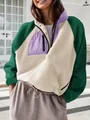 Detalle de un elegante jersey de felpa con paneles verdes, crema y violetas intensos. - S / Tops / Blanco + Verde