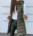 Gilet lungo trapuntato verde oliva con cappuccio, bottoni laterali e chiusura a zip. - Verde militare