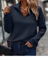 Detail van een marineblauwe geribbelde sweater met halve rits gedragen door model. - S / Tops / Marineblauw
