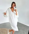 Vista dettagliata di un abito midi bianco ampio in crêpe di cotone con scollo a V e maniche - Bianco