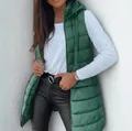 Dettaglio di un gilet imbottito lungo verde con cappuccio e cerniera per donna - Verde