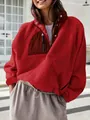 Detalle de un jersey de forro polar rojo con cuello alto en contraste y bolsillo - Rojo