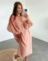 Dettaglio vestito rosa ampio a maniche lunghe in garza di cotone con tasche e scollo a V - Taglia S / Vestiti / Rosso corallo