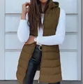 Dettaglio del gilet lungo imbottito marrone da donna con cappuccio e comoda cerniera - Marrone chiaro