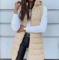 Dettaglio di un lungo gilet trapuntato kaki con cappuccio, zip e cuciture orizzontali moderne - Albicocca