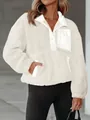 Detalle del jersey de forro polar blanco con bolsillo en el pecho y cuello alto - Blanco Roto