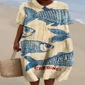 Detail van een casual maxi-jurk met blauwe sardineprint en poppenkraag voor de zomer. - S / Jurk (Stijl 29) / Blauwe sardineprint