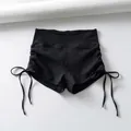 Detalle de pantalones cortos de yoga negros de talle alto con cordones y frunces - S / Bottoms / Negro