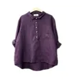 Dettaglio di una camicia viola in lino e cotone con colletto a rever e tasca - Viola