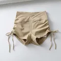 Detalle de los pantalones cortos de yoga de cintura alta con cordones y diseño fruncido. - S / Bottoms / Beige