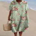 Gedetailleerd overzicht van de elegante bloemenprint en poppenkraag op de groene zomerjurk - S / Jurk (Stijl 26)