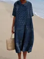 Lange blauwe jurk met print en Peter Pan-kraag in een zonnige strandsetting. - XS / Dresses / Donkerblauwe golfprint (Stijl 11)