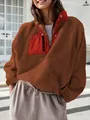 Jersey de forro polar sherpa marrón holgado con bolsillo rojo en contraste y elegante cuello alto. - Marrón