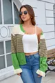 Vista detallada de una elegante chaqueta de punto a rayas color-block para mujer holgada - S / Tops / Verde