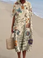 Detailopname van een casual lange jurk met bloemenprint en poppenkraag op een zandstrand - XS / Pastoraal Bloemen- en Vlinderprint Jurk (Stijl 6)