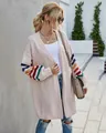 Détail du gilet en maille rose oversize avec un motif de manches à rayures colorées - S / Hauts / Rose