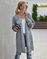 Long gilet gris avec des manches à rayures arc-en-ciel vives porté par un mannequin - S / Hauts / Gris