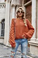Détail d'un pull en maille orange avec manches bulles porté à l'extérieur. - S / Hauts / Orange
