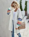 Gilet blanc oversize pour femme avec détails de rayures arc-en-ciel sur les manches. - S / Hauts / Blanc
