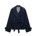Kurzer Damen-Denim-Trenchcoat mit Gürtel, dunkelblaue Jacke in lockerer Passform, Flatlay - XS / Oberteile / Dunkelblau