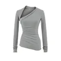 Vue détaillée d'un t-shirt gris à manches longues avec col asymétrique et fronces - S / Hauts / Gris Chiné