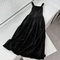 Elegantes schwarzes ärmelloses Maxikleid mit Rüschen und Knopfleiste auf Weiß. - S / Kleider / Schwarz