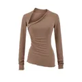 T-shirt marron ajusté à manches longues avec col asymétrique et détails plissés élégants - S / Hauts / Brun Mocha