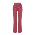 Vue de face d'un pantalon évasé bordeaux avec un détail drapé asymétrique à la taille. - S / Bas / Rouge Framboise