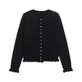 Elegante chaqueta de punto negra con cuello redondo, bajo con volantes y delicados botones frontales - S / Tops / Negro