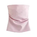 Vista frontal de un top palabra de honor rosa claro con elegantes detalles plisados - Rosa Claro