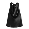 Primo piano di elegante top a lupetto in raso di seta nero con trama liscia - XS / Top / Nero