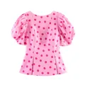 Gedetailleerde weergave van roze blouse met donkere stippen en elegante pofmouwen - XS / Tops / Roze Stipjes