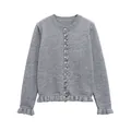 Elegante cárdigan de punto gris con cuello redondo, volantes y cierre de botones - S / Tops / Gris claro