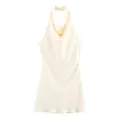 Detalle del elegante cuello drapeado y el tejido satinado de este vestido halter crema - XS / Vestidos / Beige