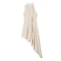 Detalle del elegante dobladillo asimétrico y la textura de punto drapeado del vestido maxi beige - S / Vestidos / Blanco Roto