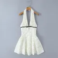 Detailansicht weißes Neckholder-Minikleid mit schwarzen Punkten und Taillenschleife - S / Kleider / Weiß Gepunktet (8174)