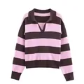 Detalle de suéter de punto a rayas rosas y marrones con cuello de polo y escote en V - S / Tops / Rosa